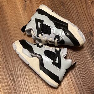 Jordan 4 Retro Platinum Gold